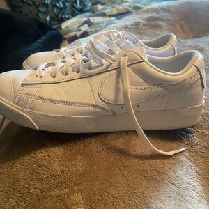 Women’s Nike tennis shoes never worn